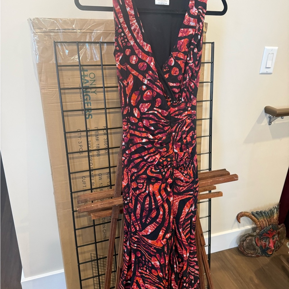 Sleeveless V-Neck Red & Black Printed Fuzzi Dress